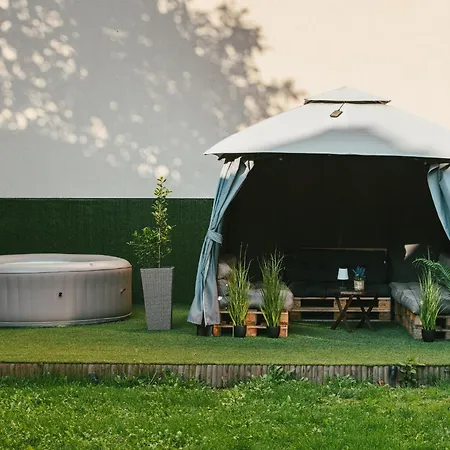 Eden Boutique - Garden & Spacious Apartament *